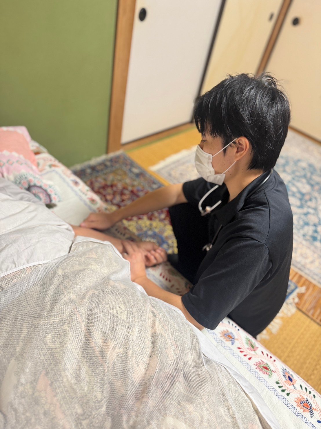 ご自宅でケアに寄り添うスタッフ