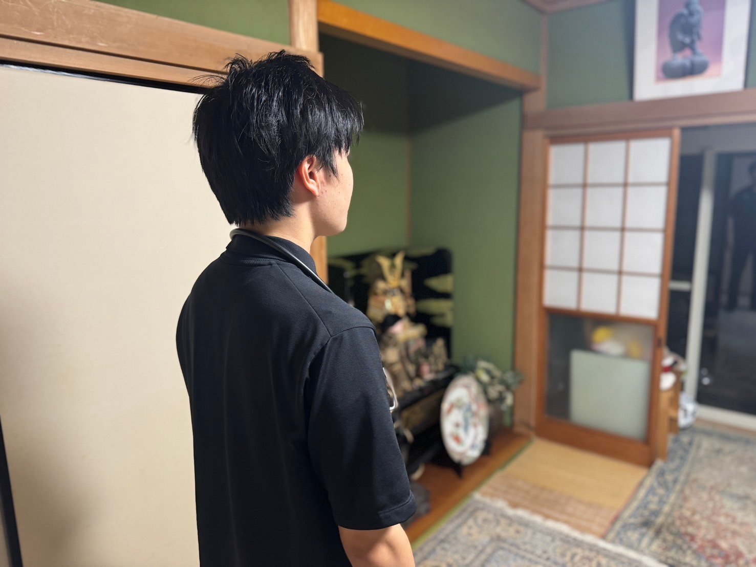 在宅で働くスタッフの後ろ姿